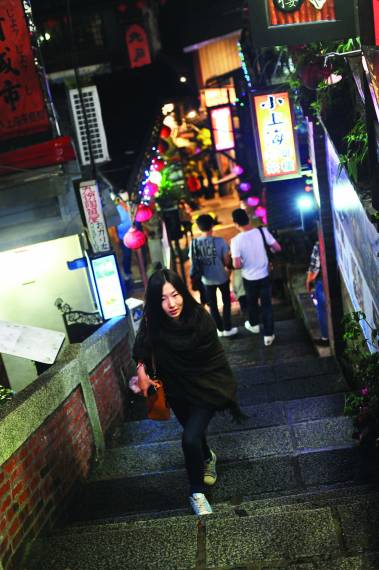 山城沿途的小食店吸引著各地游客。 山城沿途的小食店吸引著各地游客。