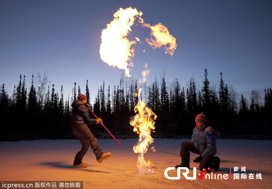 北極冰湖冒出甲烷氣泡 遇火即燃場面壯觀 北極冰湖冒出甲烷氣泡 遇火即燃場面壯觀