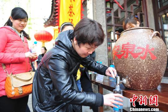 3月31日,游客爭飲“天下第一泉”泉頭水。 3月31日,游客爭飲“天下第一泉”泉頭水。