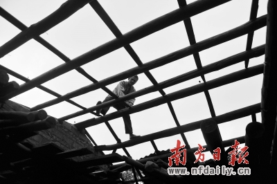 龍山鎮官路唇村一農戶瓦片被龍卷風掀走,只剩下光禿禿的木架。 龍山鎮官路唇村一農戶瓦片被龍卷風掀走,只剩下光禿禿的木架。