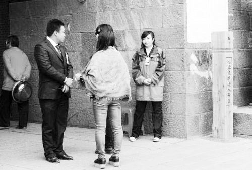黃田帶女友回家見父母被擋在西門檢票口 黃田帶女友回家見父母被擋在西門檢票口
