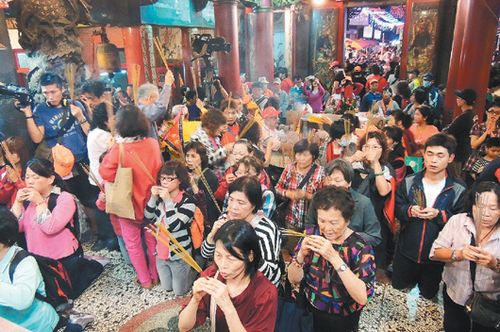 臺灣苗栗白沙屯媽祖展開進(jìn)香行程 參與人數(shù)逾2萬 臺灣苗栗白沙屯媽祖展開進(jìn)香行程 參與人數(shù)逾2萬