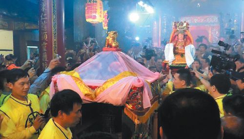 臺灣苗栗白沙屯媽祖展開進(jìn)香行程 參與人數(shù)逾2萬 臺灣苗栗白沙屯媽祖展開進(jìn)香行程 參與人數(shù)逾2萬