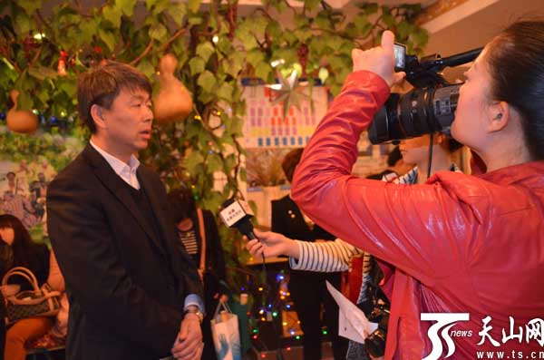 阜康市旅游局局長王琦接受記者采訪 阜康市旅游局局長王琦接受記者采訪