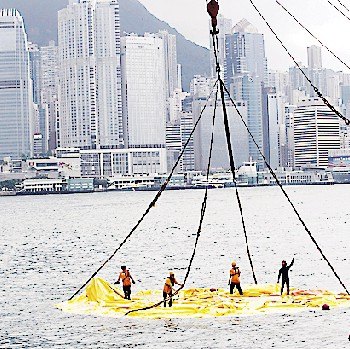 大黃鴨突然泄氣,變成一塊“鴨皮”攤在海面 大黃鴨突然泄氣,變成一塊“鴨皮”攤在海面
