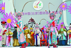 小演員們為觀眾們獻上京劇《滿園春色》。 小演員們為觀眾們獻上京劇《滿園春色》。