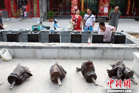 一組仿制“圓明園十二獸首銅像”在山西太原食品街做最后的搭建與調試。 一組仿制“圓明園十二獸首銅像”在山西太原食品街做最后的搭建與調試。