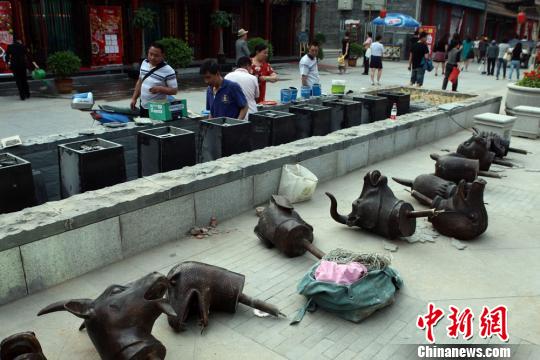 一組仿制“圓明園十二獸首銅像”在山西太原食品街做最后的搭建與調試。 一組仿制“圓明園十二獸首銅像”在山西太原食品街做最后的搭建與調試。