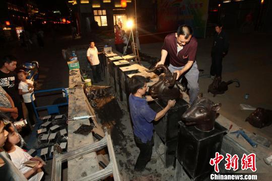 一組仿制“圓明園十二獸首銅像”在山西太原食品街做最后的搭建與調試。 一組仿制“圓明園十二獸首銅像”在山西太原食品街做最后的搭建與調試。