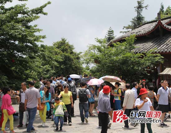 景區(qū)內(nèi)游客悠閑自得享受清涼避暑時(shí)光。 景區(qū)內(nèi)游客悠閑自得享受清涼避暑時(shí)光。