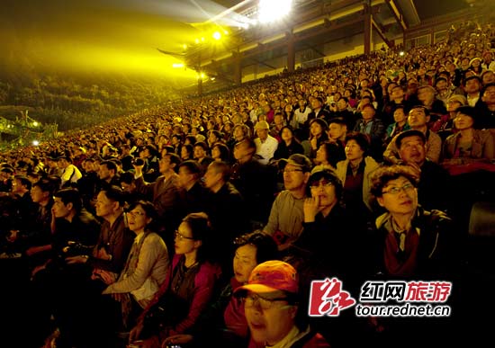 天門(mén)狐仙演出觀(guān)眾爆棚。 天門(mén)狐仙演出觀(guān)眾爆棚。