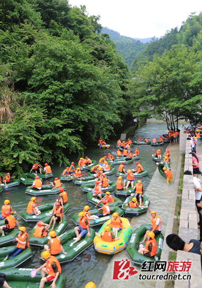 15日,瀏陽獅口戰(zhàn)地漂流開漂。河道全長(zhǎng)約5.8公里,有28處險(xiǎn)灘急流,戰(zhàn)地主題吸引眾多游客參與首漂。 15日,瀏陽獅口戰(zhàn)地漂流開漂。河道全長(zhǎng)約5.8公里,有28處險(xiǎn)灘急流,戰(zhàn)地主題吸引眾多游客參與首漂。