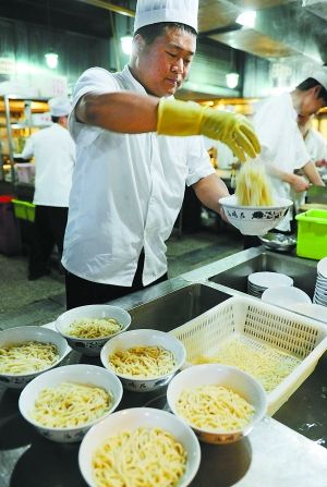 廚師正在烹制面條 廚師正在烹制面條