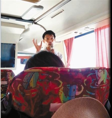 泰國導游在旅游大巴上不停游說,要旅行團參加自費項目。 泰國導游在旅游大巴上不停游說,要旅行團參加自費項目。