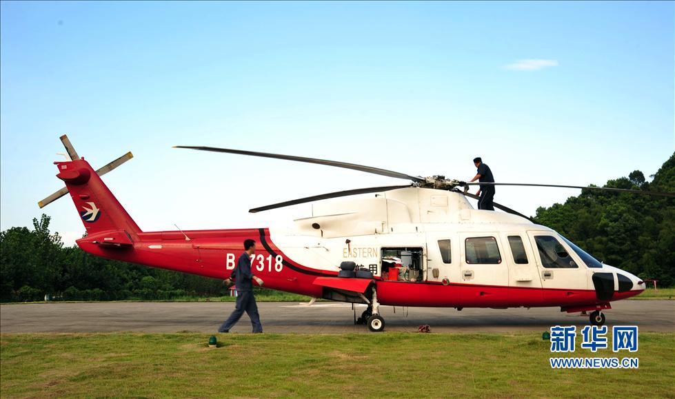 7月17日,地勤人員在江西廬山直升機場對S-76型民用直升機進行檢查保養。 7月17日,地勤人員在江西廬山直升機場對S-76型民用直升機進行檢查保養。