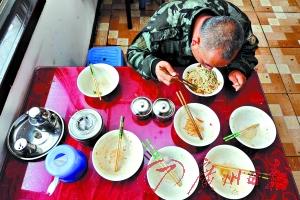 用餐時的“光盤”行動,值得提倡。 用餐時的“光盤”行動,值得提倡。