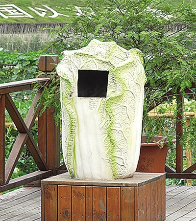 在蓬萊村蔬菜無土立體栽培展示基地垃圾桶都是白菜形狀的。 在蓬萊村蔬菜無土立體栽培展示基地垃圾桶都是白菜形狀的。