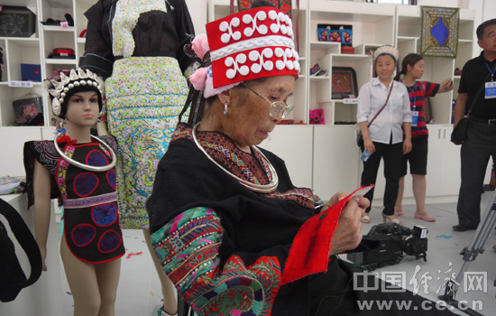 年齡最長的82歲高齡繡娘——凱里市三棵村鎮的苗族老人楊光你 年齡最長的82歲高齡繡娘——凱里市三棵村鎮的苗族老人楊光你