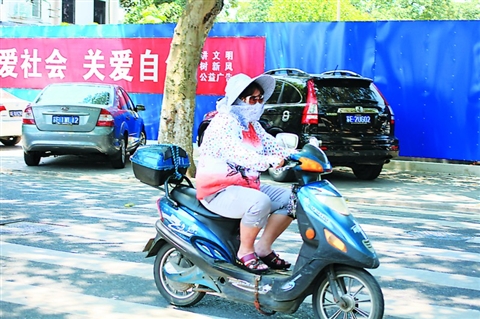 騎行族各顯神通來(lái)防曬 騎行族各顯神通來(lái)防曬