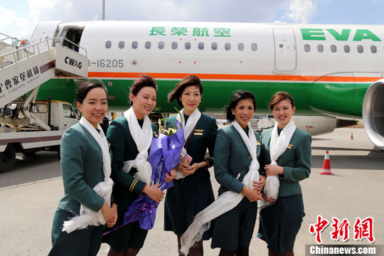 首航西寧的臺灣立榮/長榮航空公司空姐在西寧曹家堡機場留影。 首航西寧的臺灣立榮/長榮航空公司空姐在西寧曹家堡機場留影。