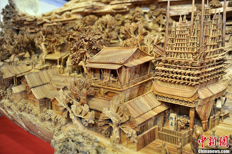 木雕《清明上河圖》局部。