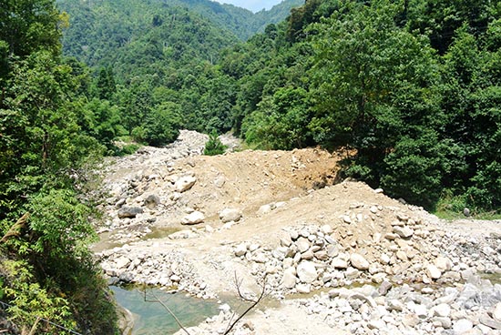 廣東南嶺自然保護(hù)區(qū)內(nèi)被改道的河流 廣東南嶺自然保護(hù)區(qū)內(nèi)被改道的河流