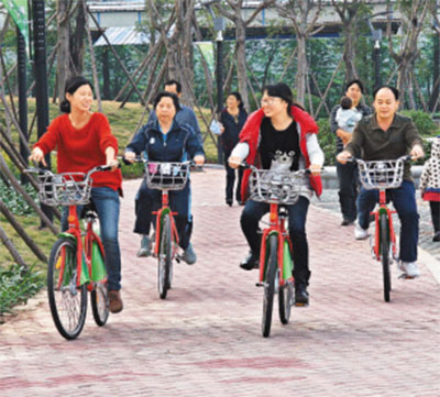 市民及游客騎“愛心單車”出行時的情景。 市民及游客騎“愛心單車”出行時的情景。