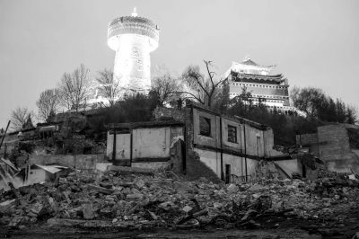 12日晚,獨克宗古城,大佛寺下的殘垣斷壁。 12日晚,獨克宗古城,大佛寺下的殘垣斷壁。