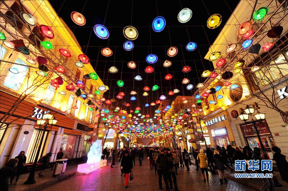1月14日,游客在哈爾濱市中央大街的冰雕景觀帶游覽。 1月14日,游客在哈爾濱市中央大街的冰雕景觀帶游覽。