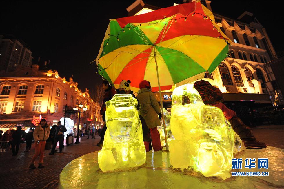 1月14日,小游客在哈爾濱市中央大街的一處旋轉(zhuǎn)木馬冰雕上玩耍。 1月14日,小游客在哈爾濱市中央大街的一處旋轉(zhuǎn)木馬冰雕上玩耍。