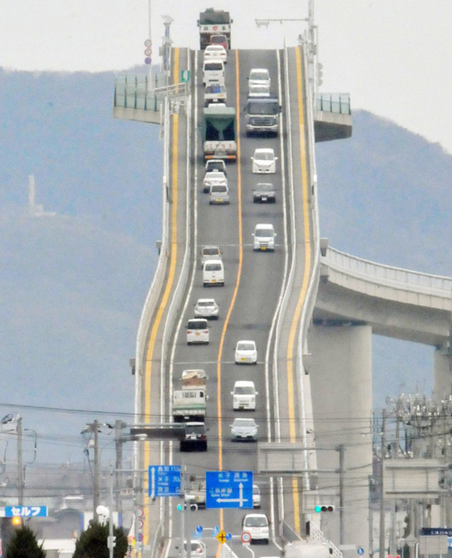 連結日本鳥取縣境港市和松江市的江島大橋近日因廣告效應成為新的旅游熱點。 連結日本鳥取縣境港市和松江市的江島大橋近日因廣告效應成為新的旅游熱點。