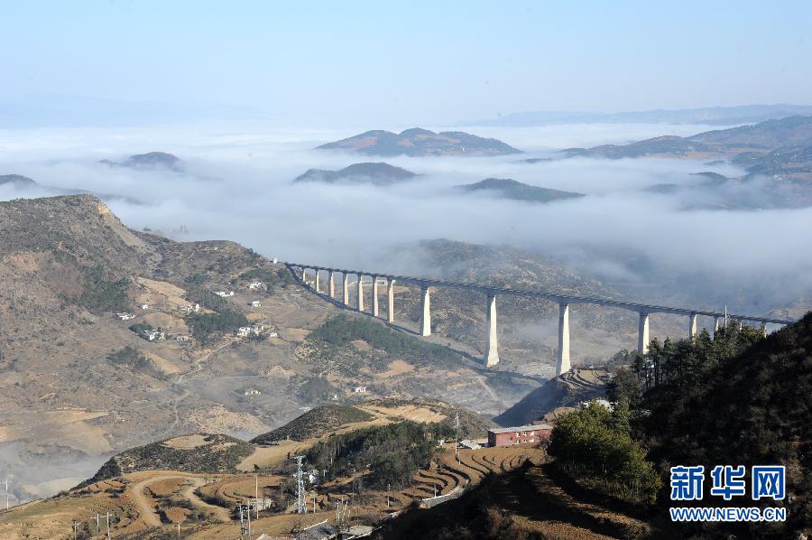 這是3月3日在貴州省威寧縣觀風(fēng)海鎮(zhèn)出現(xiàn)的平流霧景觀。 這是3月3日在貴州省威寧縣觀風(fēng)海鎮(zhèn)出現(xiàn)的平流霧景觀。