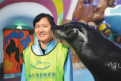 5月2日,游客在煙臺海昌鯨鯊館與海獅互動。 5月2日,游客在煙臺海昌鯨鯊館與海獅互動。