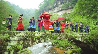 黃荊老林景區(qū)內(nèi)的“情人橋”景點(diǎn)黃荊老林景區(qū)管委會供圖 黃荊老林景區(qū)內(nèi)的“情人橋”景點(diǎn)黃荊老林景區(qū)管委會供圖