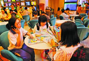 不少剛參加完高考的畢業(yè)生到旅行社咨詢選擇旅游產(chǎn)品 不少剛參加完高考的畢業(yè)生到旅行社咨詢選擇旅游產(chǎn)品