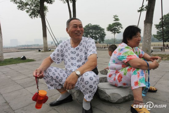 64歲關(guān)根元和老伴坐在宣政殿臺(tái)基遺址上休息,這些老大明宮人也是頭一回進(jìn)收費(fèi)區(qū)游覽。 64歲關(guān)根元和老伴坐在宣政殿臺(tái)基遺址上休息,這些老大明宮人也是頭一回進(jìn)收費(fèi)區(qū)游覽。