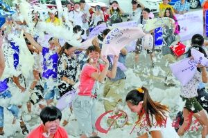 廣東觀音山森林公園上演千人"枕頭戰" 廣東觀音山森林公園上演千人"枕頭戰"