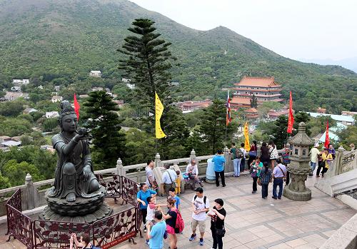游客在香港大嶼山天壇大佛景區(qū)游玩(4月20日攝)。新華社記者 李鵬 攝 游客在香港大嶼山天壇大佛景區(qū)游玩(4月20日攝)。新華社記者 李鵬 攝
