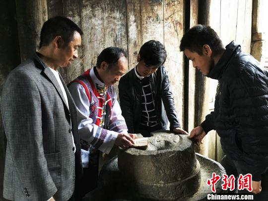 沿河土家族高腔山歌非物質文化遺產傳承人王波與弟子們研究土家族高腔山歌。 楊云 攝