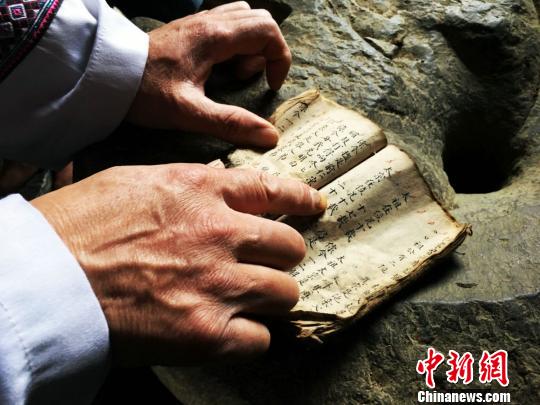 沿河土家族高腔山歌非物質文化遺產傳承人王波多年來收集的山歌資料。 楊云 攝