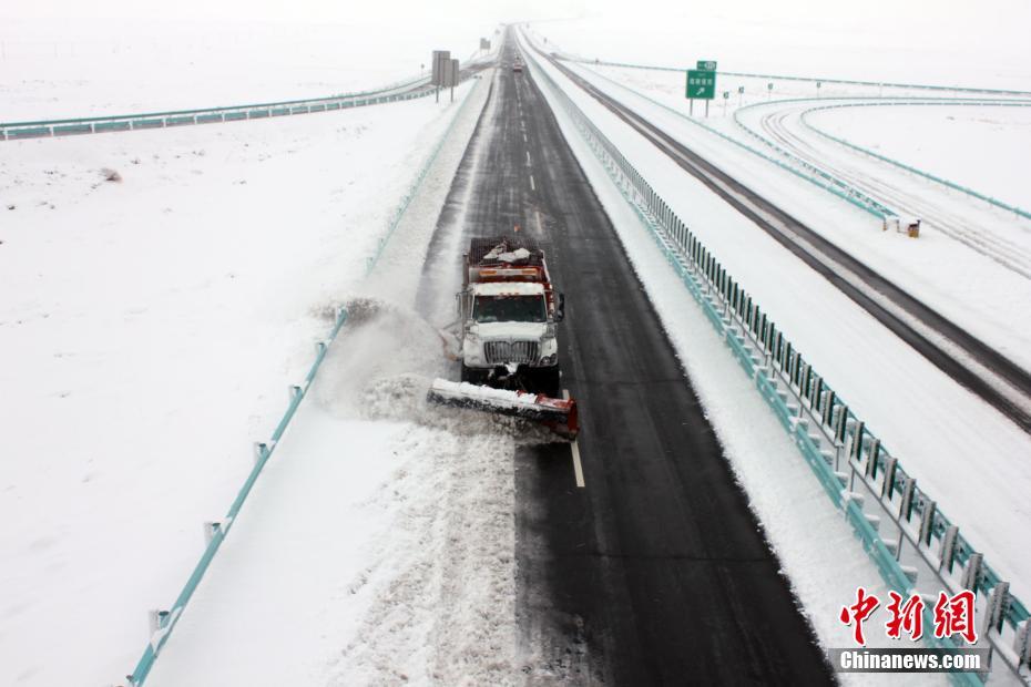 新疆阿勒泰持續降雪 積雪厚度達50厘米