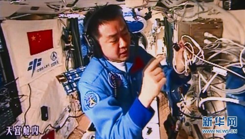 10月30日,新華社太空特約記者、航天員陳冬在天宮二號科普失重心血管研究實驗。這是陳冬介紹激光多普勒探頭。據(jù)介紹,這是目前我國首次在太空上使用激光多普勒探頭。 新華社發(fā) 中國航天員中心提供 圖片來源:新華網(wǎng)