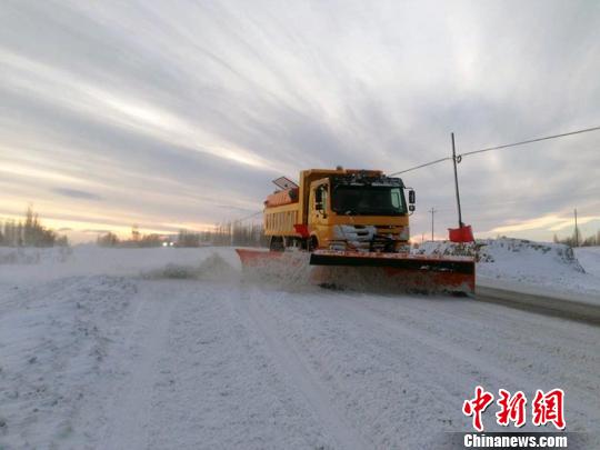 新疆“最美公路人”零下20度堅守一線救822人(圖)