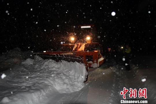 11月17日凌晨3點59分,富蘊公路分局清除G216線積雪。 袁斌 攝