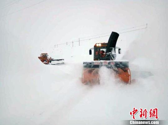 11月17日14點20分,富蘊公路管理分局兩輛機械在專用公路842線除雪。 俞兆奇 攝