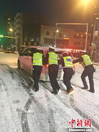 承德圍場縣交警幫助民眾雪中推車。 網(wǎng)友供圖 攝