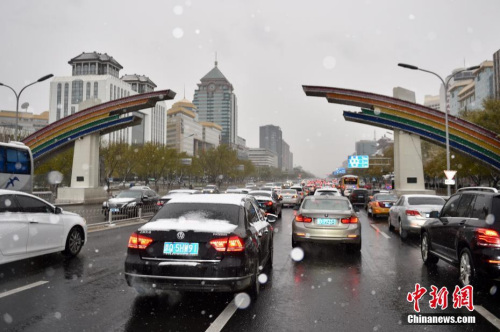 圖為雪中的長安街。<a target='_blank'  _fcksavedurl='http://www.chinanews.com/' ></table>中新網</a>記者 金碩 攝