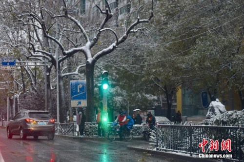 圖為朝陽區大望路附近，市民全副武裝迎接周一早高峰。<a target='_blank'  _fcksavedurl='http://www.chinanews.com/' ></table>中新網</a>記者 金碩 攝