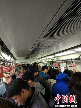 9點半左右，北京地鐵5號線上依然十分擁擠。<a target='_blank'  _fcksavedurl='http://www.chinanews.com/' ></table>中新網</a>記者 李金磊 攝