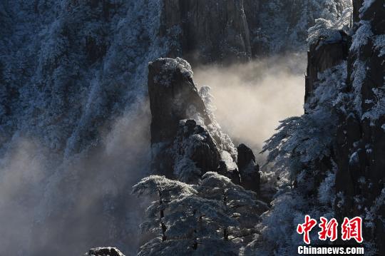 24日,黃山雪后放晴,游人如織。日出、云海、雪淞三景合一。 鄧根寶 攝